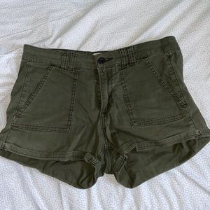 boyfriend (army green) Low rise shorts